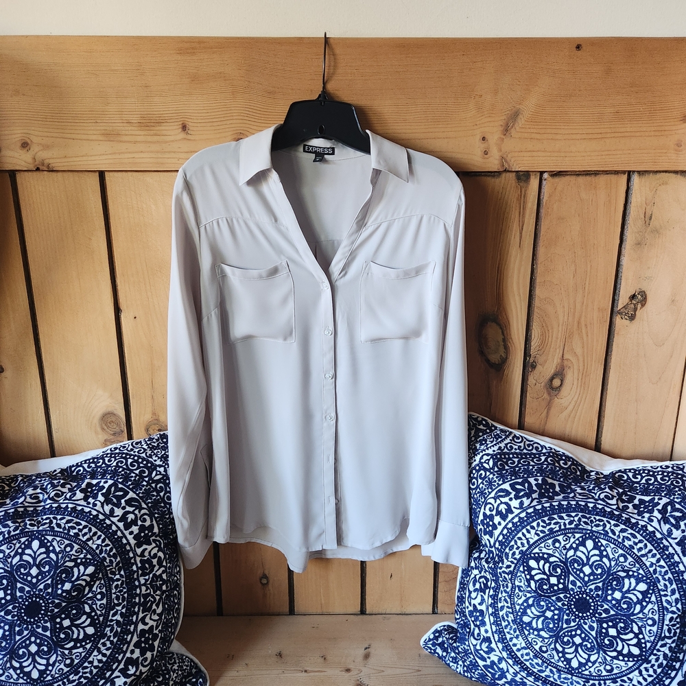 Womens Size Medium Express Portofino Blouse With Convertible Sleeves Beige Color